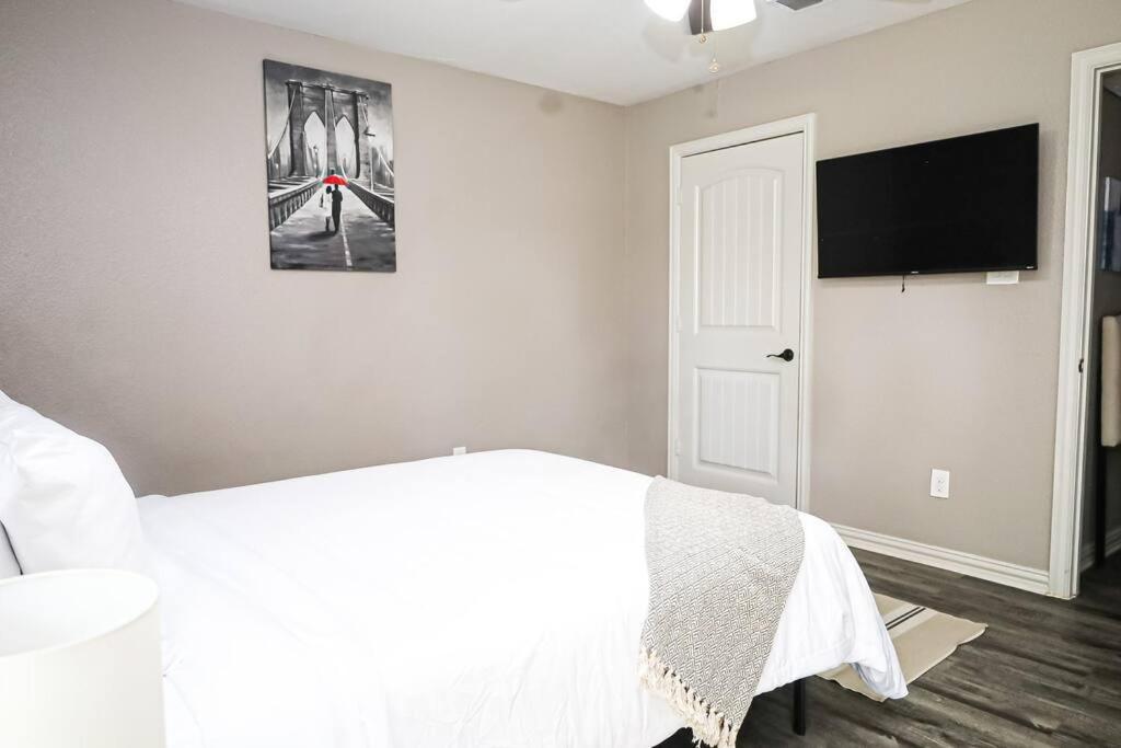 Comfy Two-Bedroom Apartment In Arlington Eksteriør billede